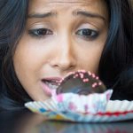 Addiction au sucre : causes, symptômes & comment se sevrer