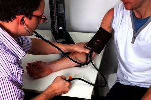 contrôle de la pression artérielle chez un patient de sexe masculin