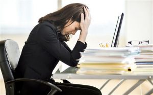 mujer estresada en la oficina