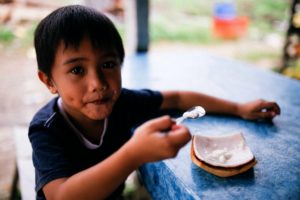 enfant mangeant noix de coco