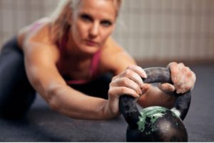 Exercice kettlebell femme