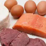 Manger trop de protéines : Symptômes et dangers d’un excès