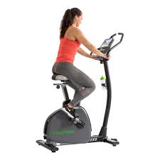 femme sur un vélo d'appartement